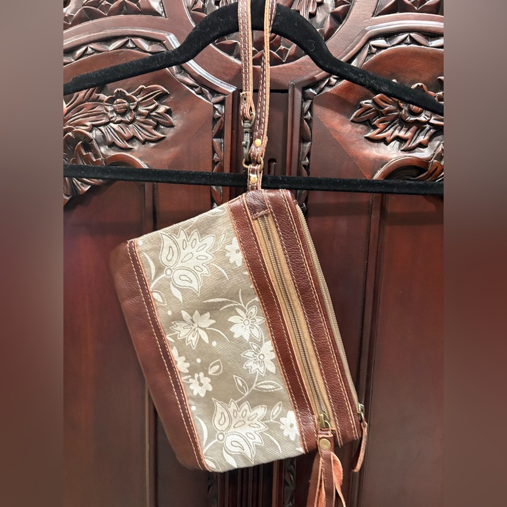Wristlet wallet purse